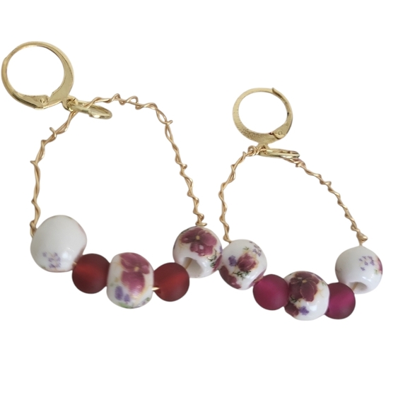 18k Gold Peony Floral Frosted Glass Hoop Huggie Earring - Picture 1 of 3